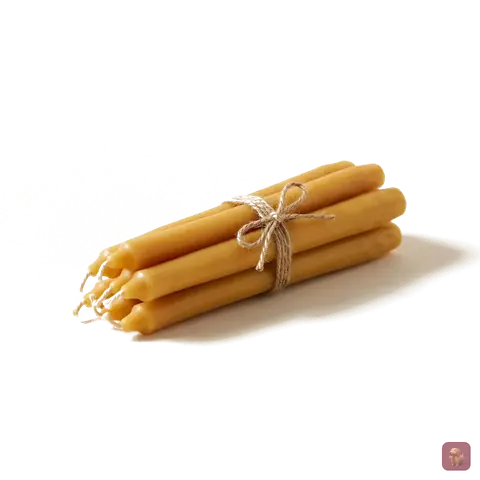 KI-generiert: handgezogene Bienenwachskerzen, gebündelt, auf hellem Grund